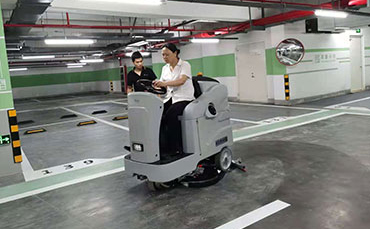 優尼斯U900H駕駛式洗地機用于車庫地面清潔
